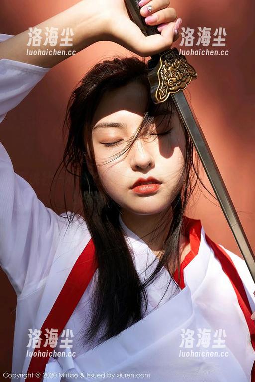 蜜桃社 - 伊琳在白衬衫里的那点京味美感，没圣光，倒显得更真。