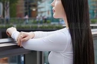 蜜桃社 – 吊带+玛丽Mary，搭配得真有意思的无圣光写真，难以抗拒啊。