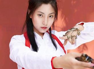 蜜桃社 – 高清照片捕捉了真希和她那条连衣裙的点点滴滴，呼之欲出的优雅与…呃，什么来着？