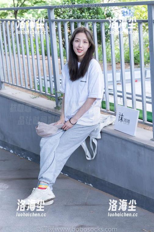 袜啵啵 - 小米在裸足中徘徊，无圣光的作品让时间凝固，停留在微妙的瞬间。