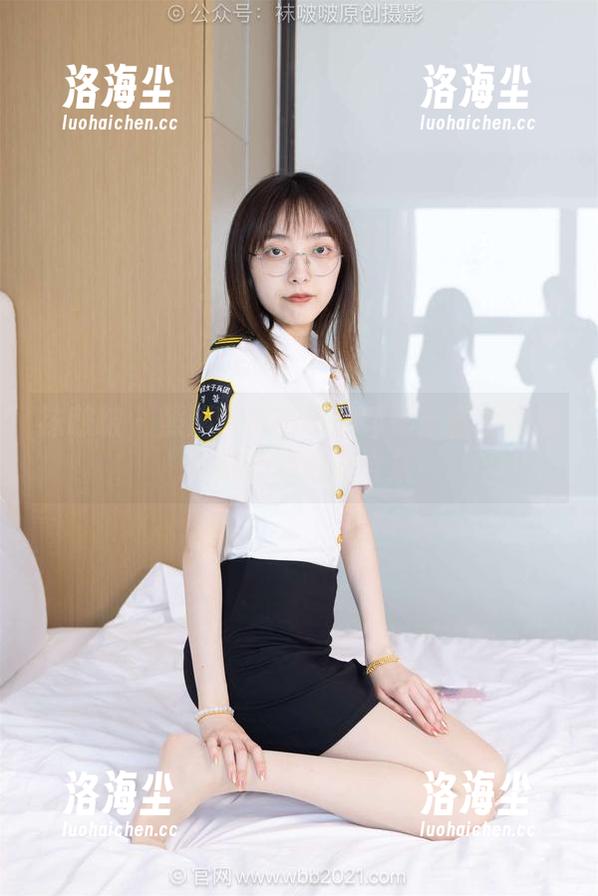 袜啵啵 - 熊熊带着脚步的印记：蓝色短袜踩脏艺术写真合集