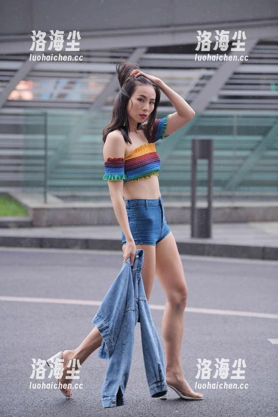 魔镜街拍 - 曼曼红裙搭配私房图包，堪称“你值得拥有”的代名词。