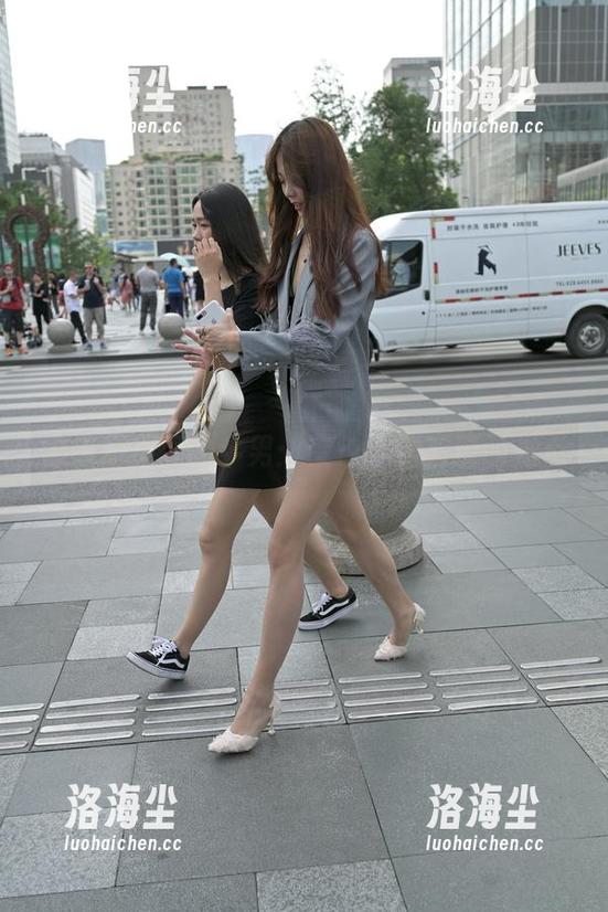 魔镜街拍里的牛男：夜色中的高清闪光点